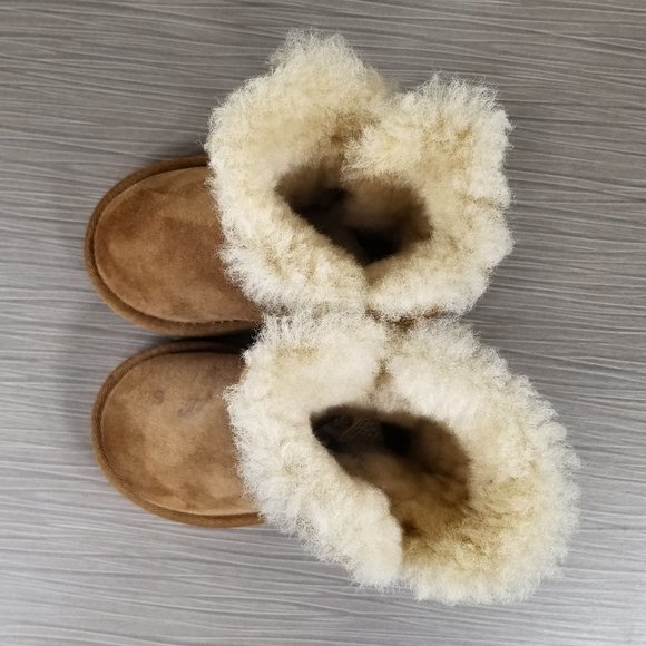 UGG Bailey Button II Kids Boot, Tan Suede, Toddlers Size 6 US / 22.5 - Picture 10 of 13